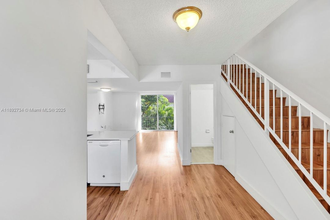 Recently Rented: $3,000 (2 beds, 2 baths, 1285 Square Feet)