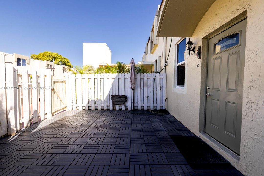 Recently Rented: $3,000 (2 beds, 2 baths, 1285 Square Feet)