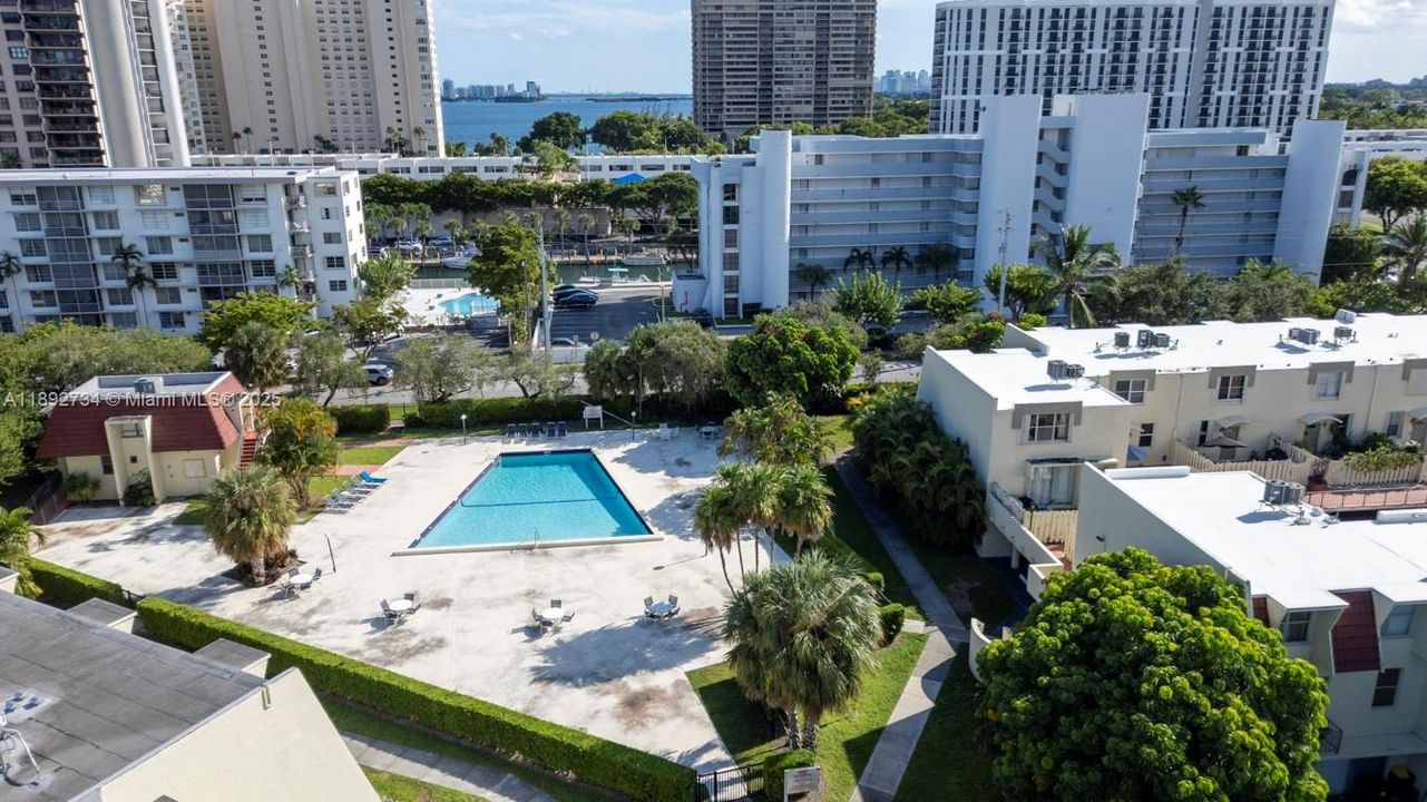 Recently Rented: $3,000 (2 beds, 2 baths, 1285 Square Feet)