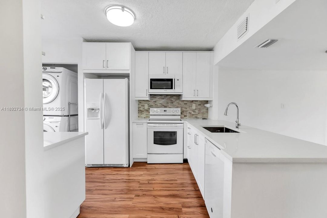 Recently Rented: $3,000 (2 beds, 2 baths, 1285 Square Feet)