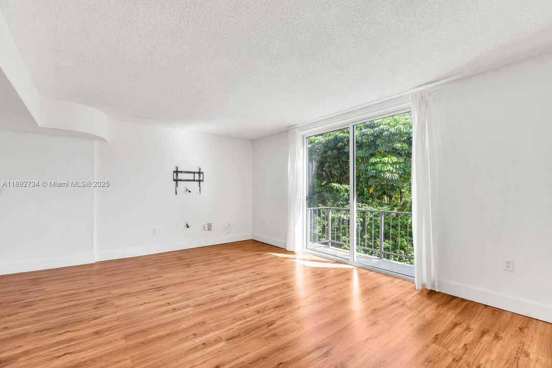 Recently Rented: $3,000 (2 beds, 2 baths, 1285 Square Feet)