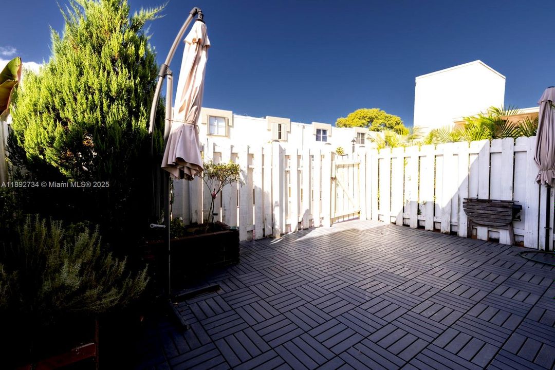 Recently Rented: $3,000 (2 beds, 2 baths, 1285 Square Feet)