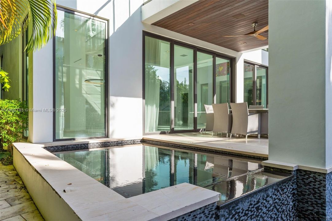 В аренду: $52,500 (7 спален, 7 ванн, 6169 Квадратных фут)