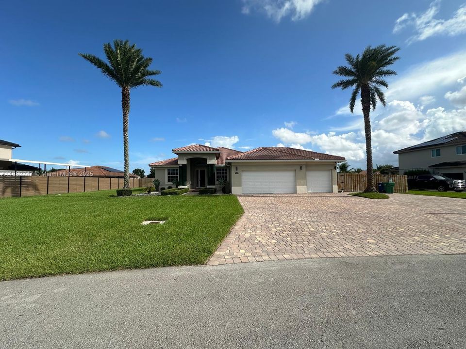 最近租的: $4,300 (3 贝兹, 2 浴室, 2275 平方英尺)