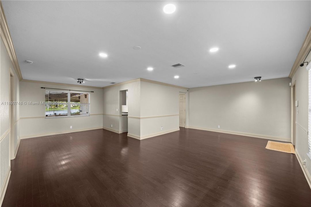 Recently Rented: $4,000 (3 beds, 2 baths, 1723 Square Feet)