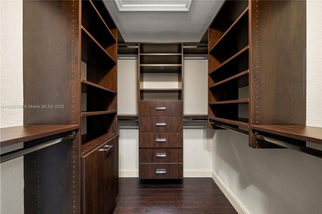 Recently Rented: $4,000 (3 beds, 2 baths, 1723 Square Feet)