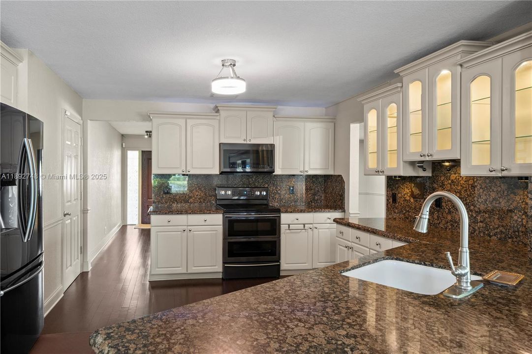 Recently Rented: $4,000 (3 beds, 2 baths, 1723 Square Feet)