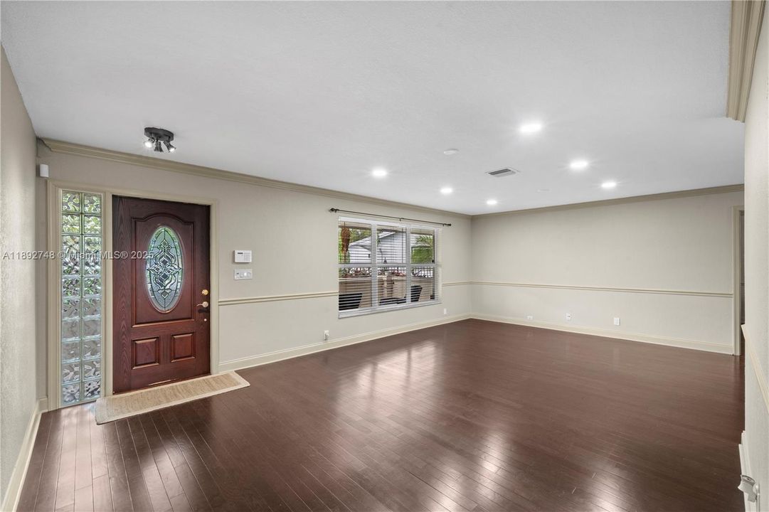 Recently Rented: $4,000 (3 beds, 2 baths, 1723 Square Feet)