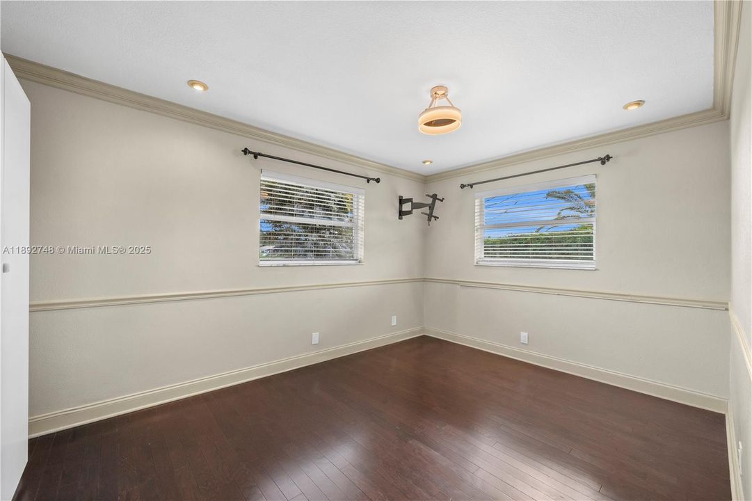 Recently Rented: $4,000 (3 beds, 2 baths, 1723 Square Feet)