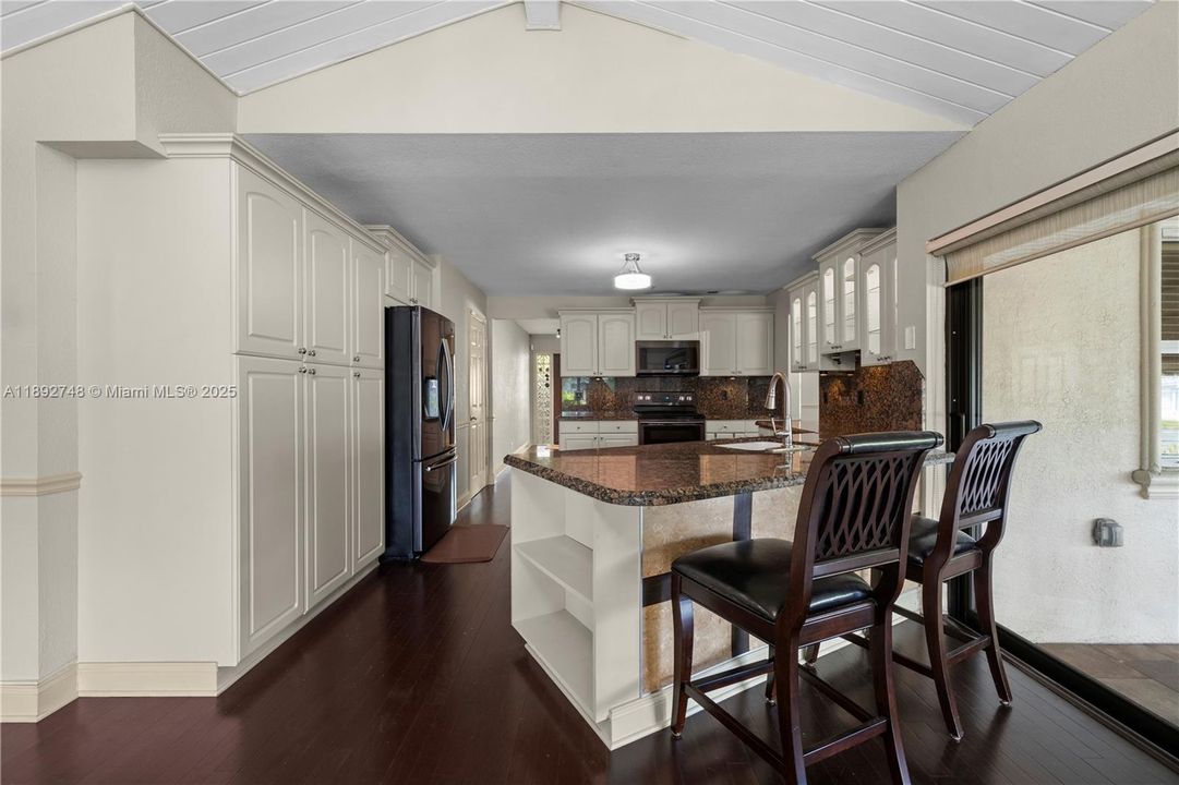 Recently Rented: $4,000 (3 beds, 2 baths, 1723 Square Feet)