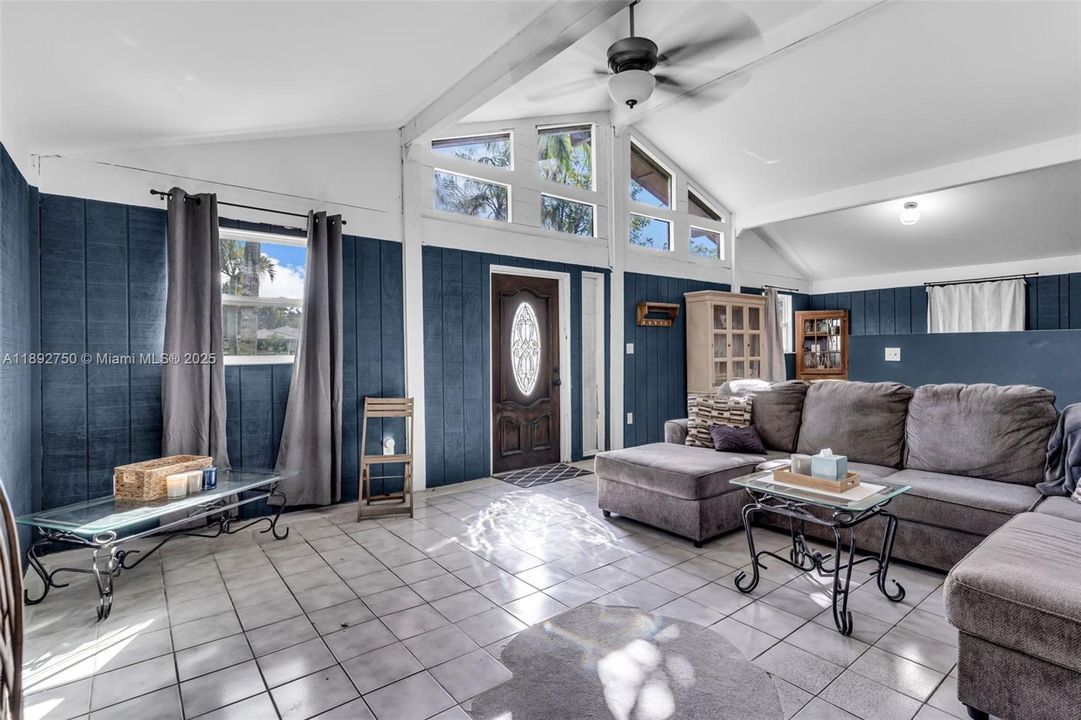 For Sale: $595,000 (2 beds, 1 baths, 1376 Square Feet)