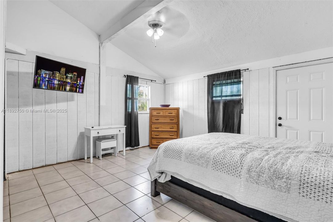 For Sale: $595,000 (2 beds, 1 baths, 1376 Square Feet)