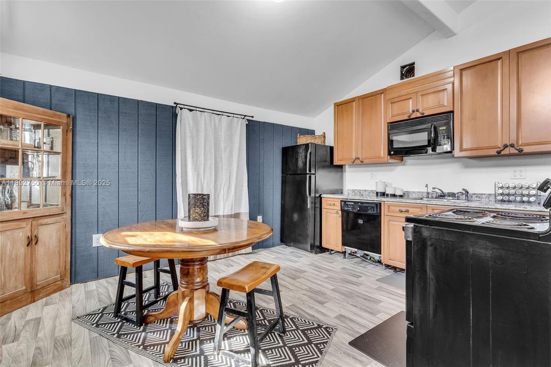 For Sale: $595,000 (2 beds, 1 baths, 1376 Square Feet)