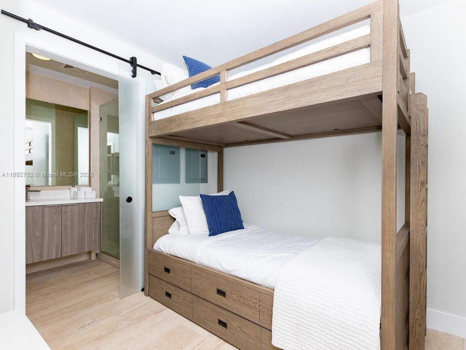 For Rent: $26,000 (2 beds, 3 baths, 1823 Square Feet)