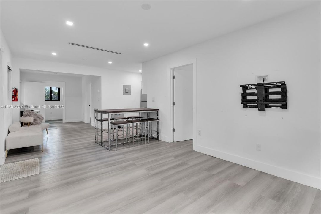 APARTMENT LIVING ROOM