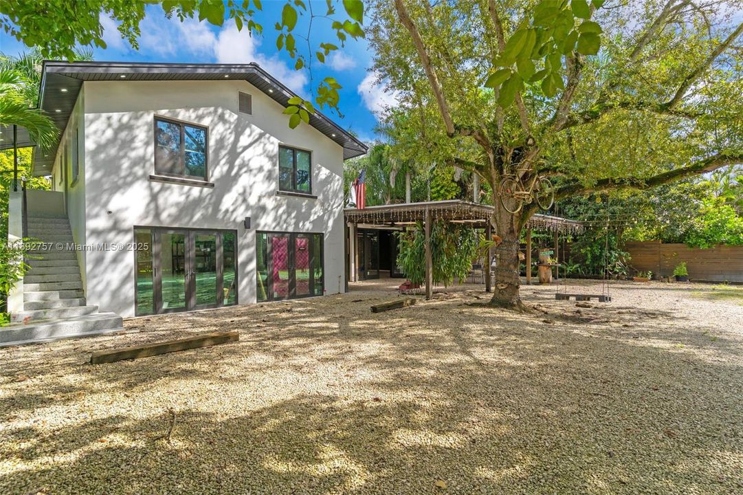 1+ ACRE FOR RENT TOTALLY RENOVATED, FORMERLY REDLAND RANCH SMOOTHIE & SANDWICH SHOP IS AVAILABLE FOR RENT INCLUDES A 2 BEDROOM APT ON A BUSY INTERSECTION