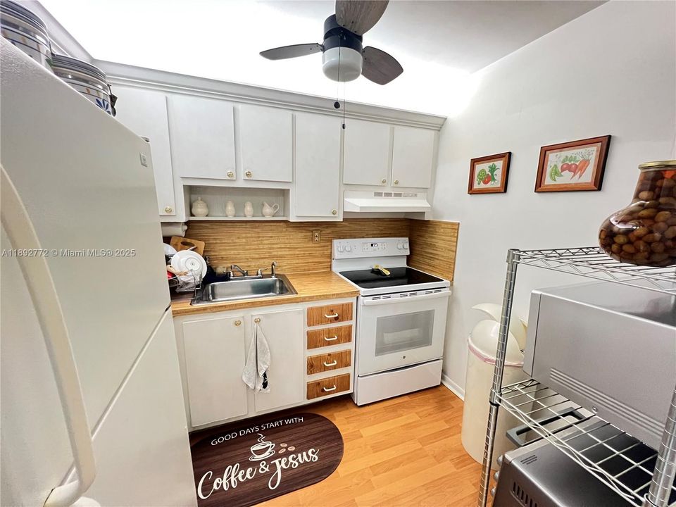 На продажу: $74,999 (1 спален, 1 ванн, 590 Квадратных фут)