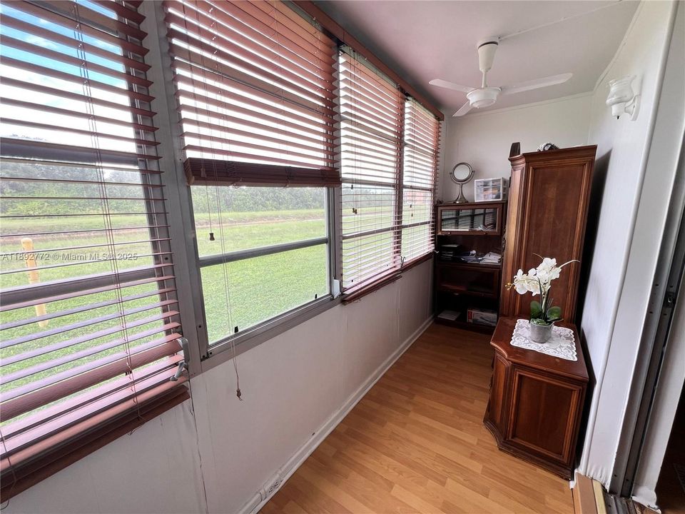 На продажу: $74,999 (1 спален, 1 ванн, 590 Квадратных фут)