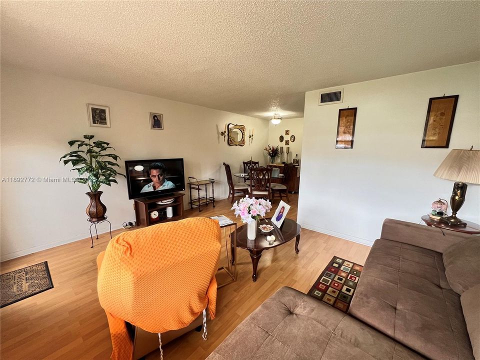 На продажу: $74,999 (1 спален, 1 ванн, 590 Квадратных фут)