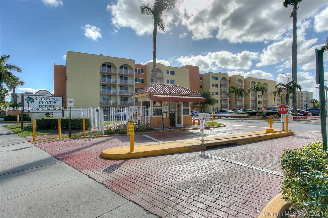 合同活跃: $1,790 (1 贝兹, 1 浴室, 870 平方英尺)