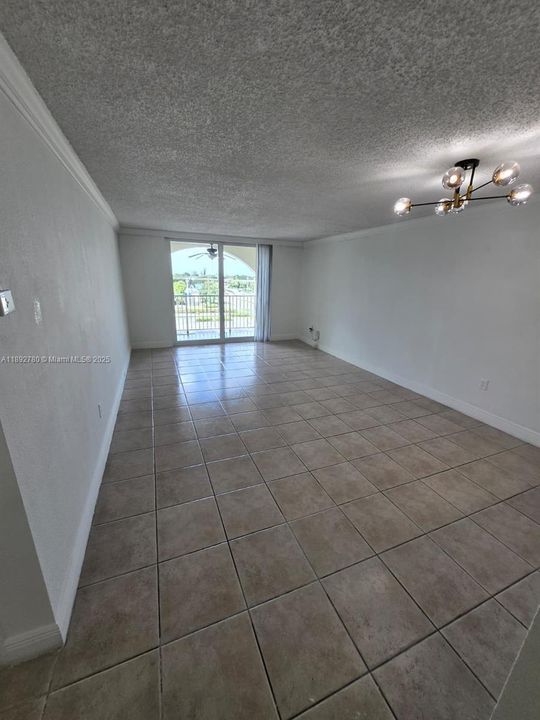 合同活跃: $1,790 (1 贝兹, 1 浴室, 870 平方英尺)