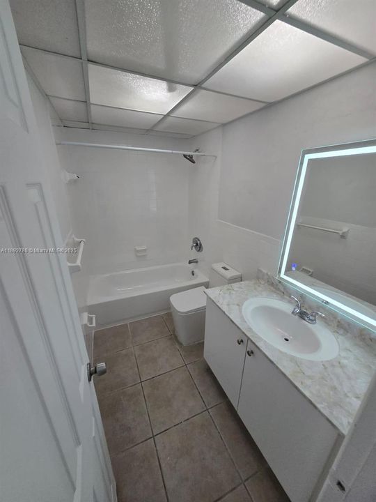 合同活跃: $1,790 (1 贝兹, 1 浴室, 870 平方英尺)