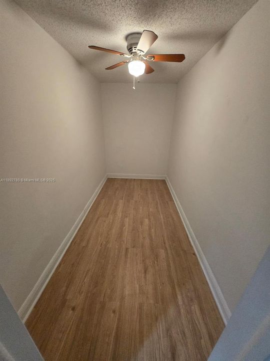 合同活跃: $1,790 (1 贝兹, 1 浴室, 870 平方英尺)