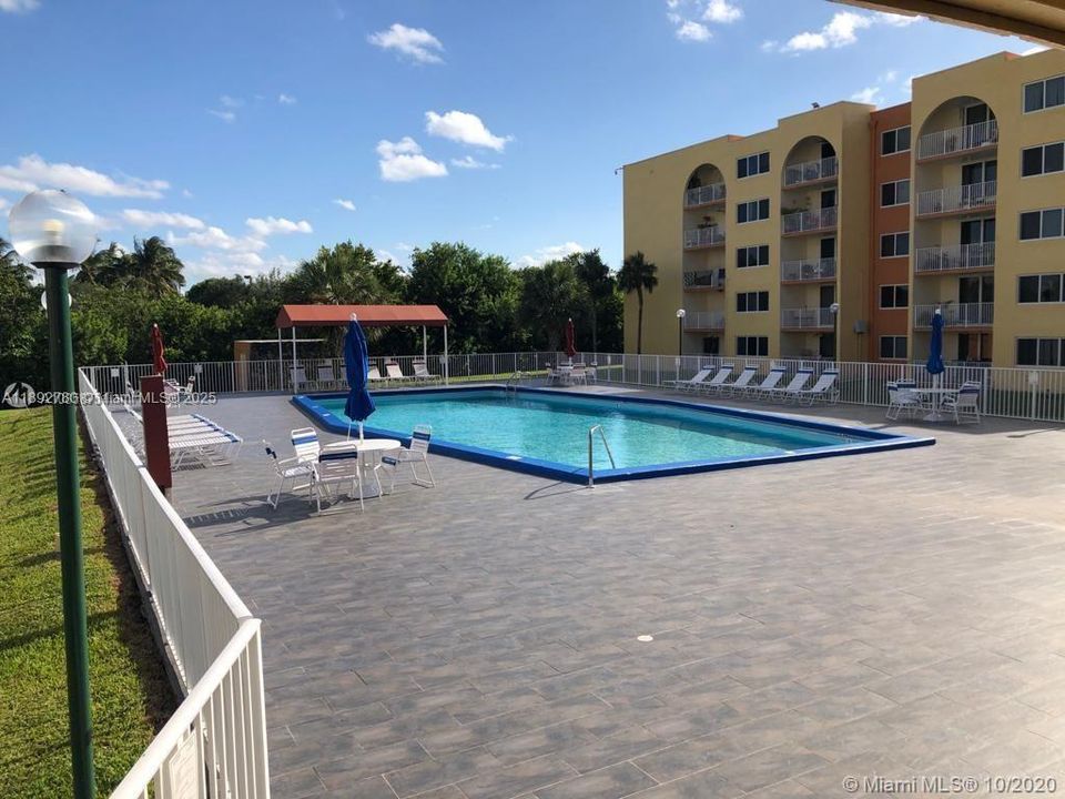 合同活跃: $1,790 (1 贝兹, 1 浴室, 870 平方英尺)