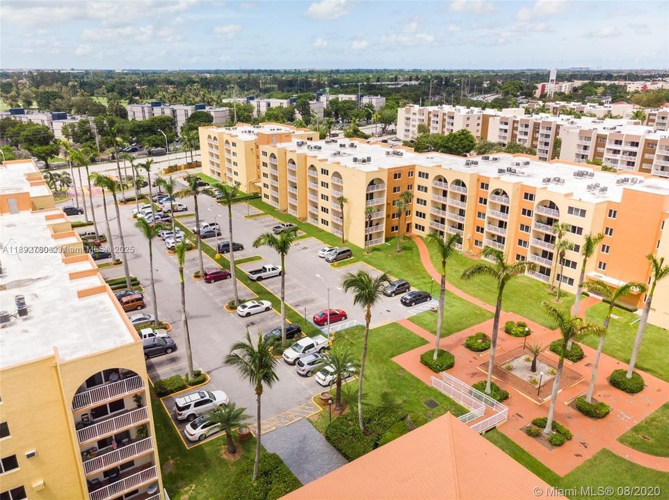 合同活跃: $1,790 (1 贝兹, 1 浴室, 870 平方英尺)