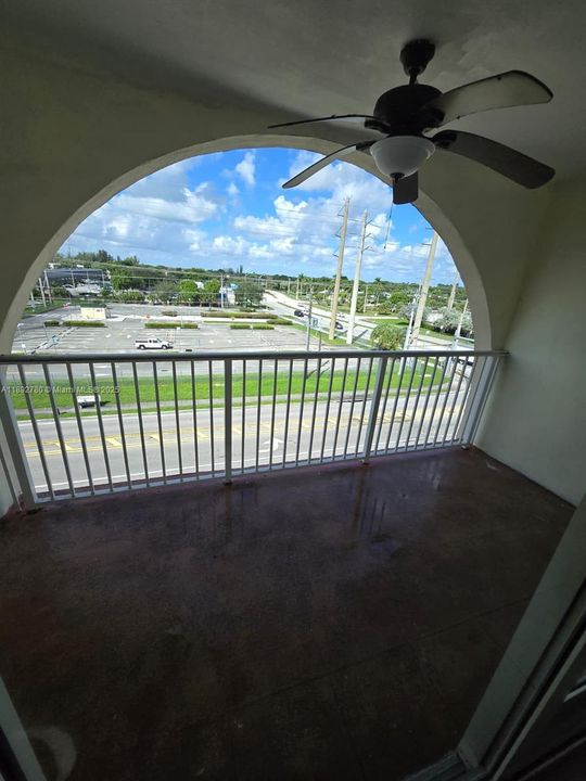 合同活跃: $1,790 (1 贝兹, 1 浴室, 870 平方英尺)