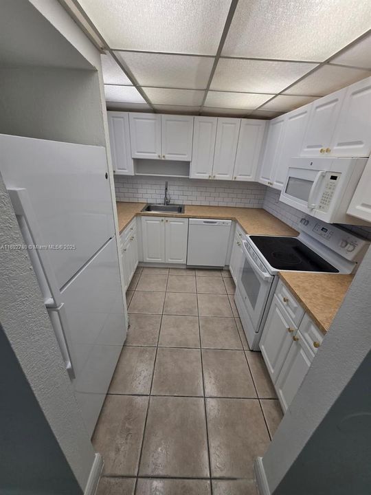 合同活跃: $1,790 (1 贝兹, 1 浴室, 870 平方英尺)