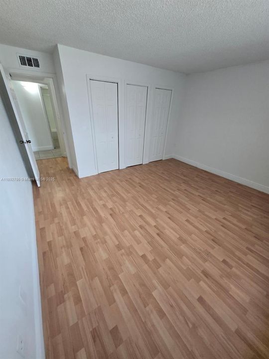 合同活跃: $1,790 (1 贝兹, 1 浴室, 870 平方英尺)