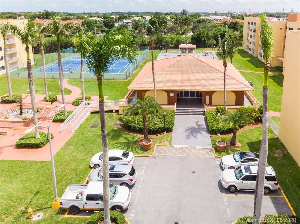 合同活跃: $1,790 (1 贝兹, 1 浴室, 870 平方英尺)