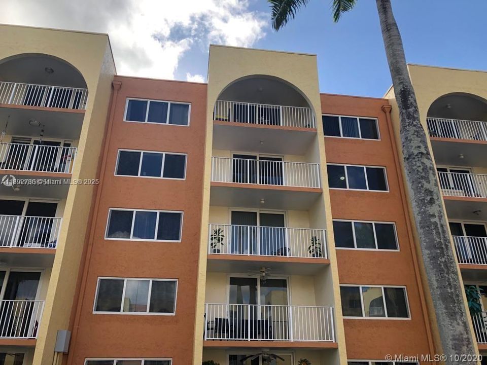 合同活跃: $1,790 (1 贝兹, 1 浴室, 870 平方英尺)