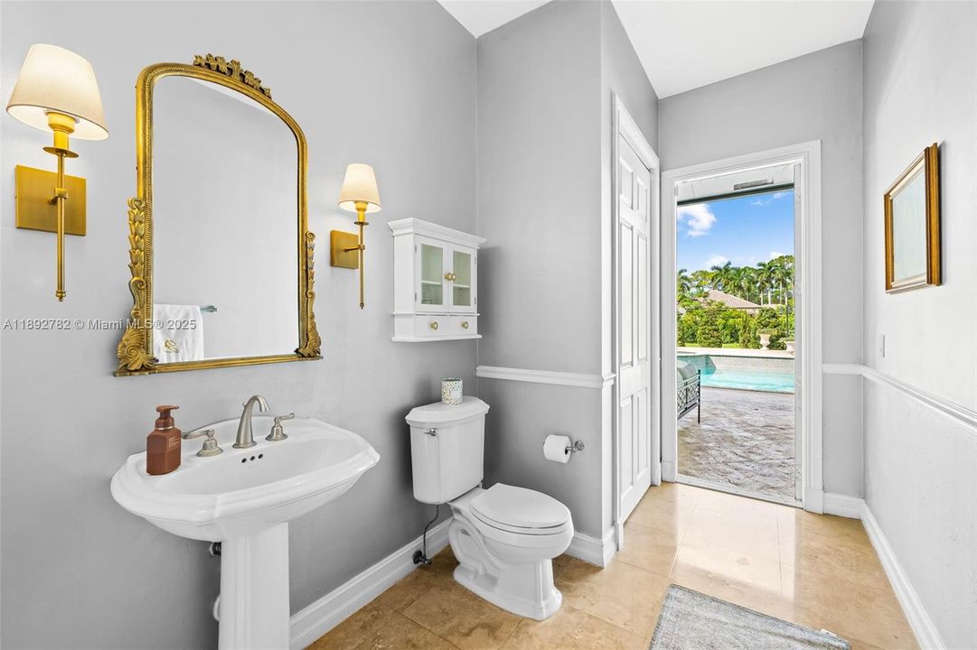 En Renta: $10,000 (6 camas, 4 baños, 3842 Pies cuadrados)