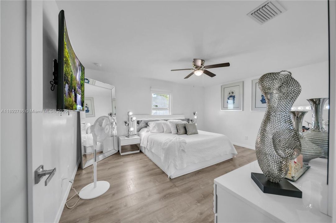 For Sale: $360,000 (4 beds, 2 baths, 1571 Square Feet)