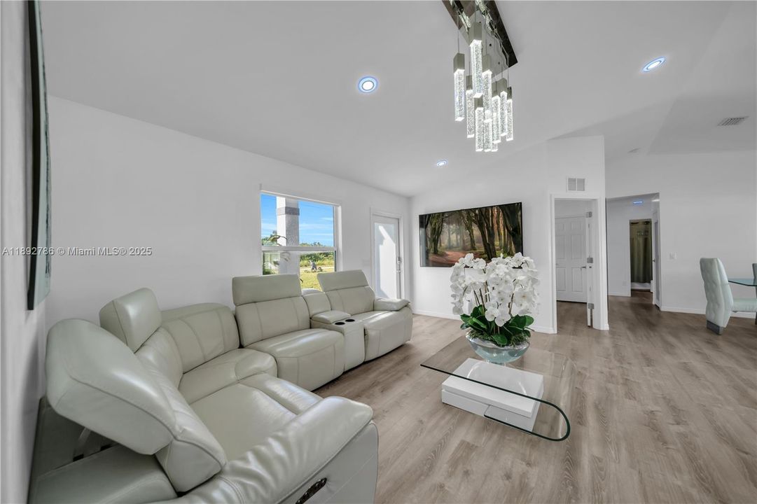 For Sale: $360,000 (4 beds, 2 baths, 1571 Square Feet)