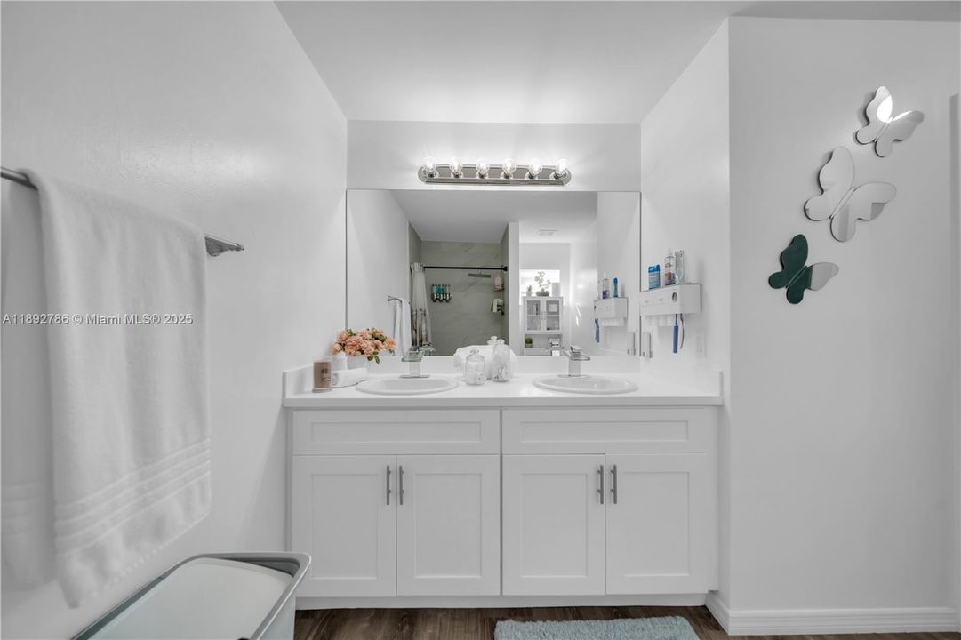 For Sale: $360,000 (4 beds, 2 baths, 1571 Square Feet)