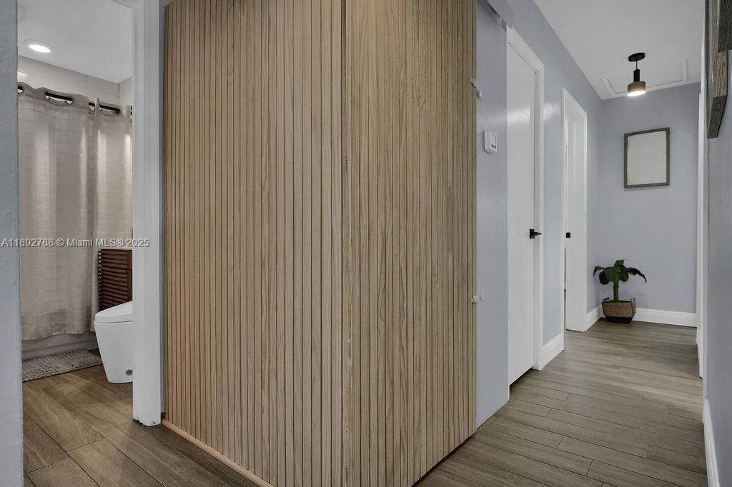 合同活跃: $695,000 (4 贝兹, 2 浴室, 1726 平方英尺)