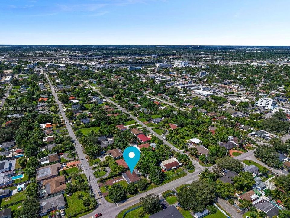 合同活跃: $695,000 (4 贝兹, 2 浴室, 1726 平方英尺)