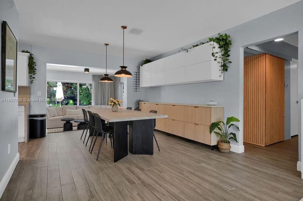 合同活跃: $695,000 (4 贝兹, 2 浴室, 1726 平方英尺)