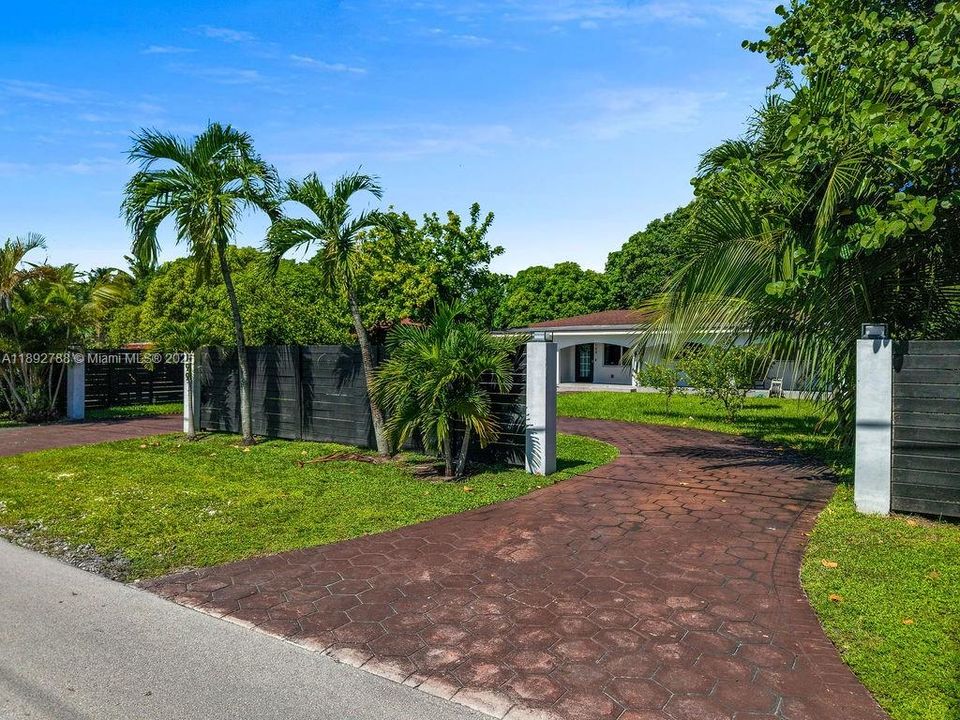 合同活跃: $695,000 (4 贝兹, 2 浴室, 1726 平方英尺)