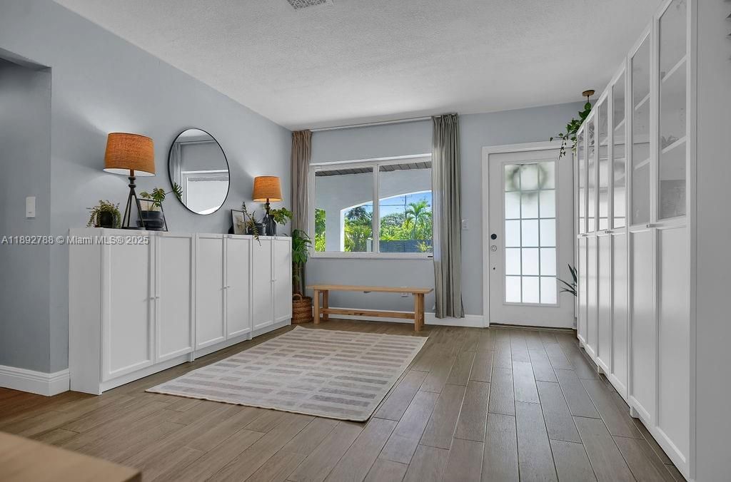 合同活跃: $695,000 (4 贝兹, 2 浴室, 1726 平方英尺)