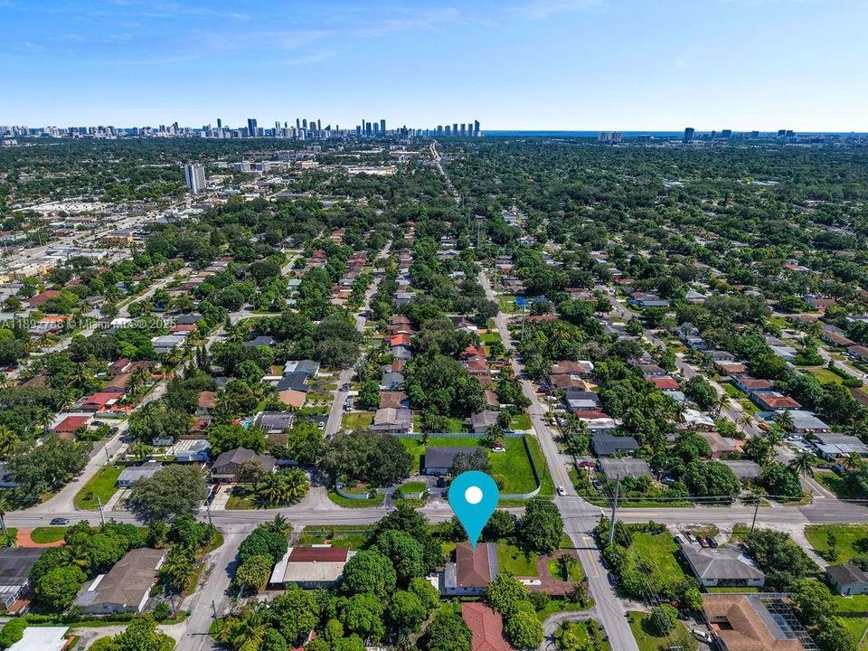 合同活跃: $695,000 (4 贝兹, 2 浴室, 1726 平方英尺)