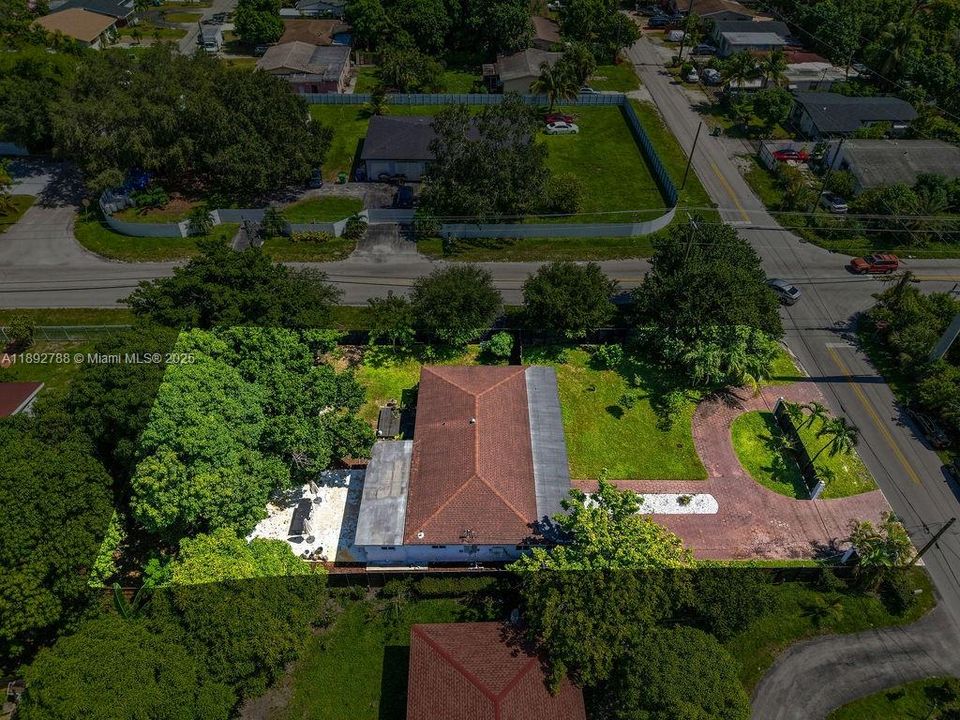 合同活跃: $695,000 (4 贝兹, 2 浴室, 1726 平方英尺)