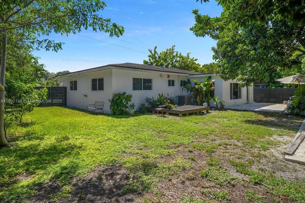 合同活跃: $695,000 (4 贝兹, 2 浴室, 1726 平方英尺)