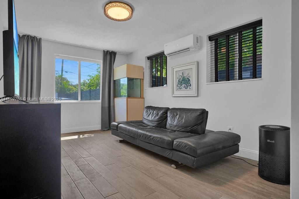 合同活跃: $695,000 (4 贝兹, 2 浴室, 1726 平方英尺)