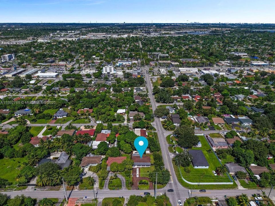 合同活跃: $695,000 (4 贝兹, 2 浴室, 1726 平方英尺)