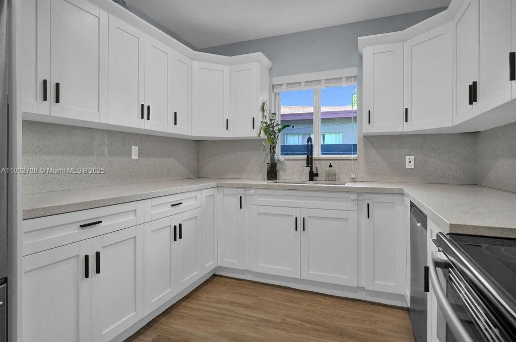 合同活跃: $695,000 (4 贝兹, 2 浴室, 1726 平方英尺)