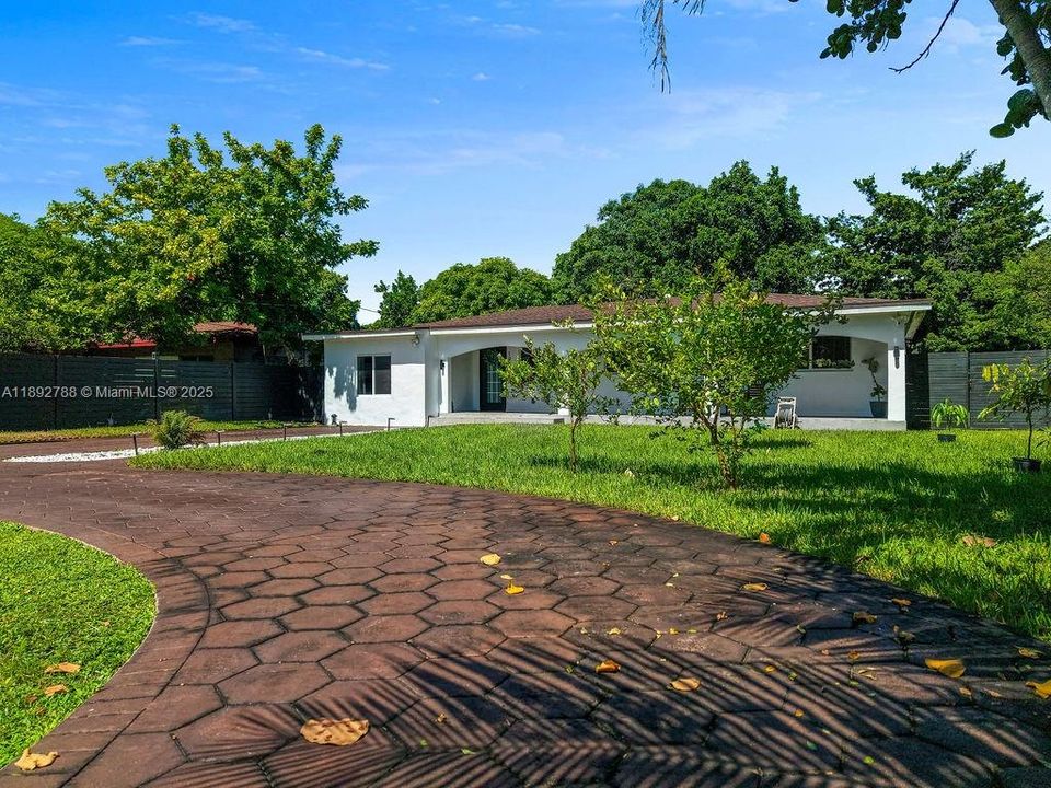 合同活跃: $695,000 (4 贝兹, 2 浴室, 1726 平方英尺)